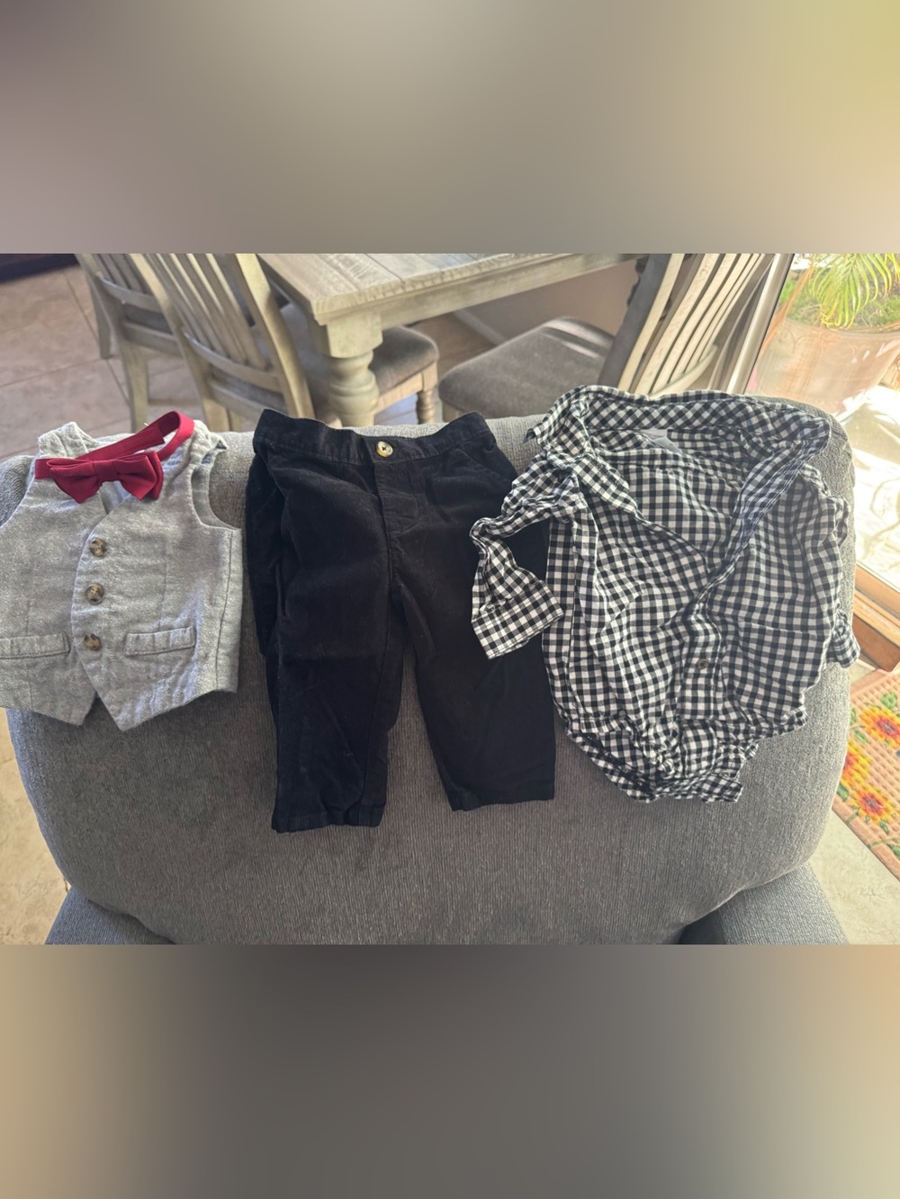 Carter's baby boy nice outfit size 9 months.